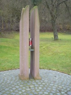 Stehle vor der Alten Kirche